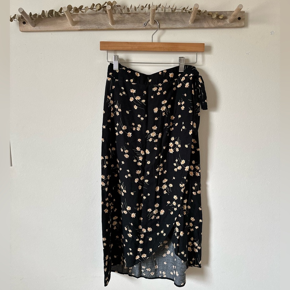 American Eagle Boho Wrap Skirt Black Floral Size Small